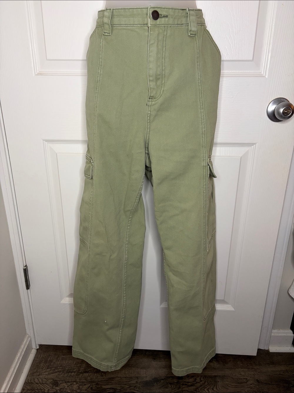 Billabong casual pants in a light sage green. Sz 31